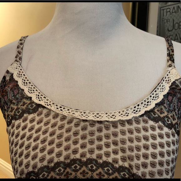 Gorgeous top w/lace on neck line. Perfect summer - Picture 2 of 5